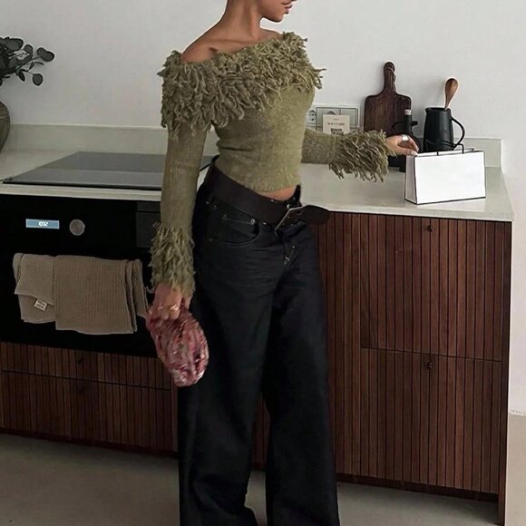 Green Casual Women's Distressed Off-Shoulder Fringe Sweater - Picture 9 of 10
